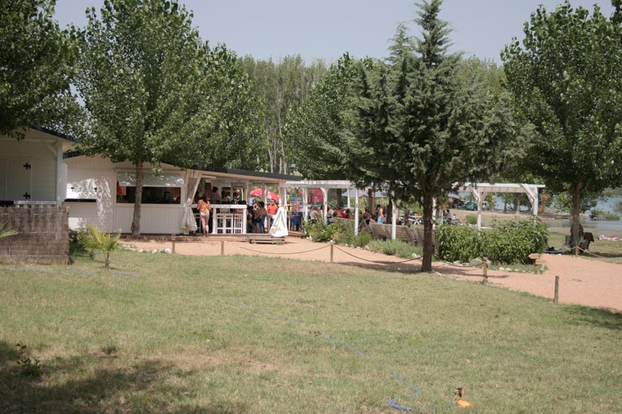 Bar con el Lago Barasona